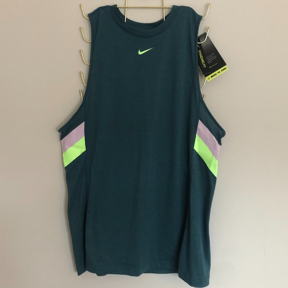 Nike Dry Women's Workout Tank - NWT & Standard Fit